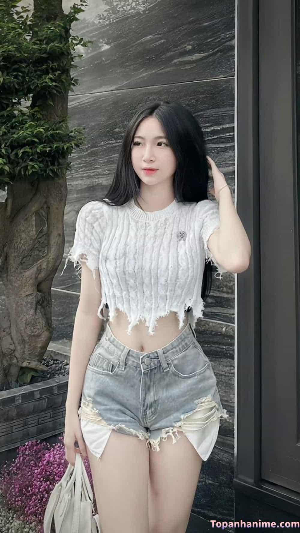 Cô gái trẻ mặc quần ngắn