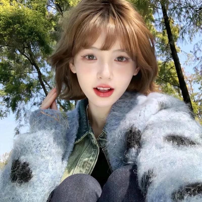 Hình ảnh avatar gái xinh tóc ngắn tạo dáng