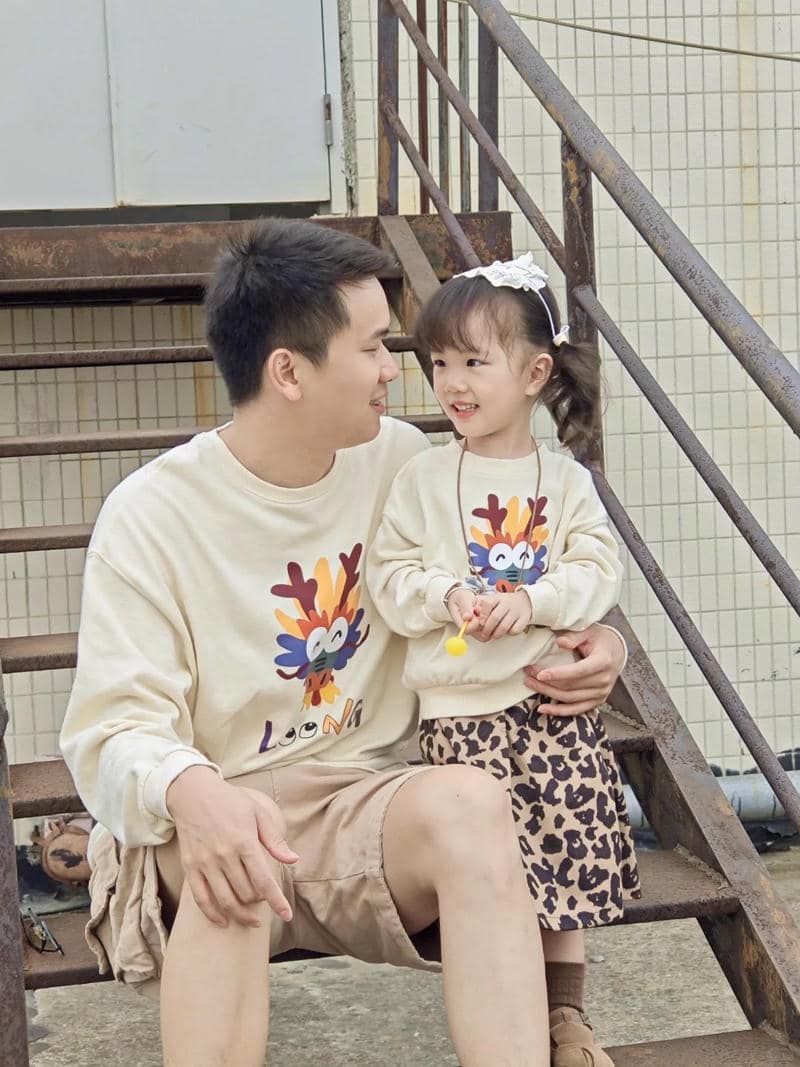 Hình ảnh cha và con gái âu yếm