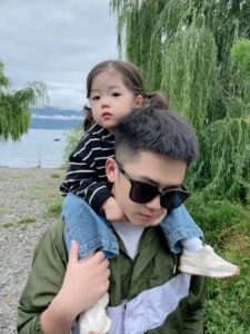 Hình ảnh cha và con gái hạnh phúc đời thường