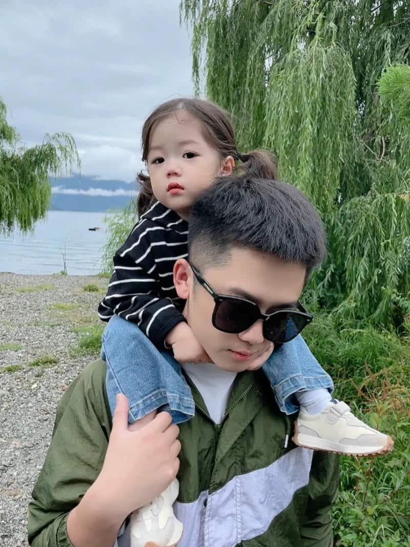 Hình ảnh cha và con gái hạnh phúc đời thường