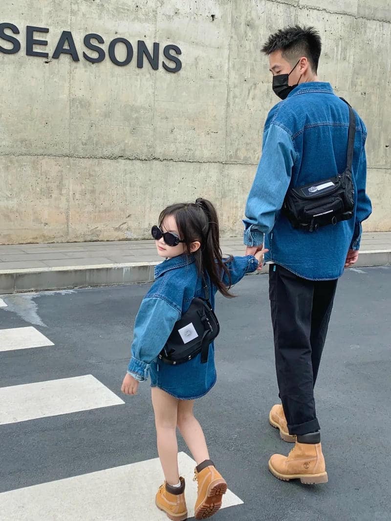 Hình ảnh cha và con gái nắm tay