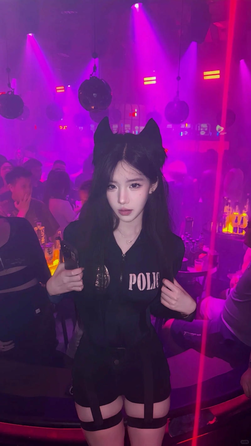 Hình ảnh gái đi bar năng lượng cao và tự tin.