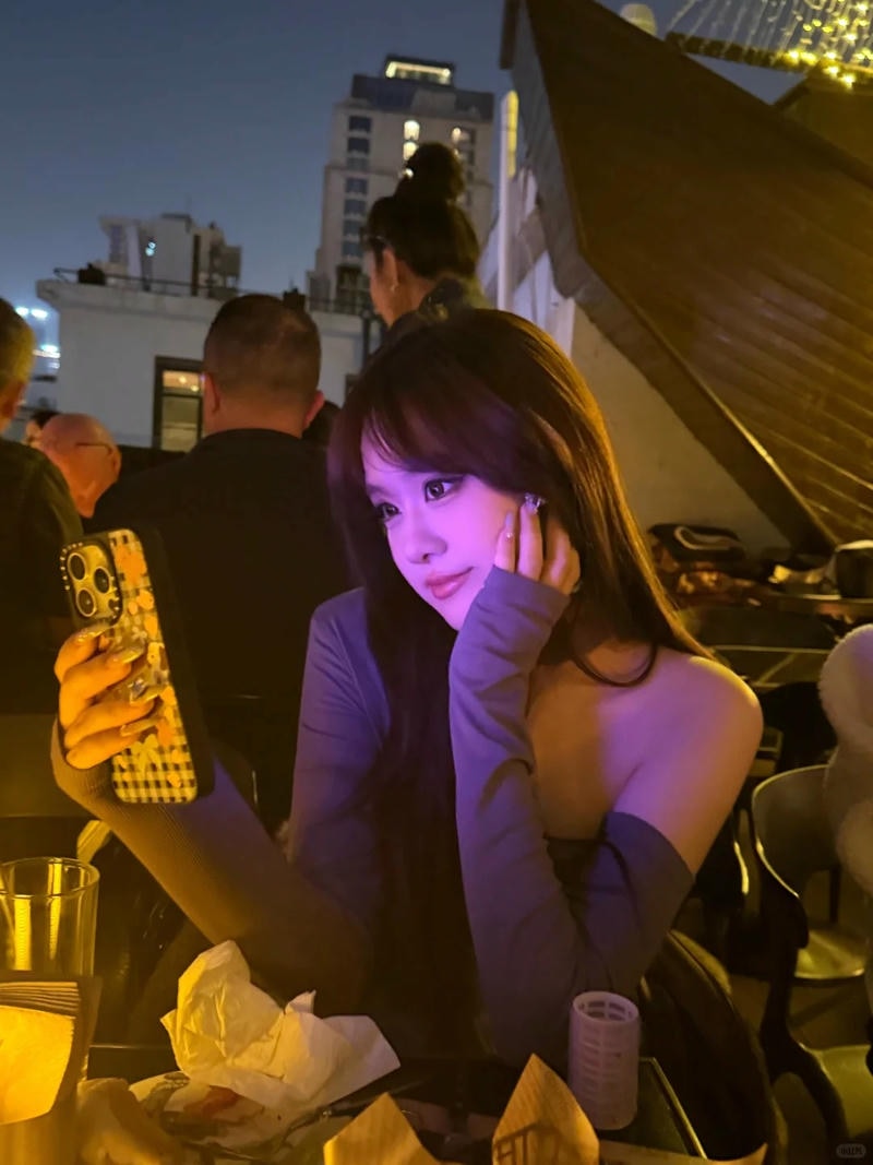 Hình ảnh gái đi bar tại buổi tiệc tối thoải mái.