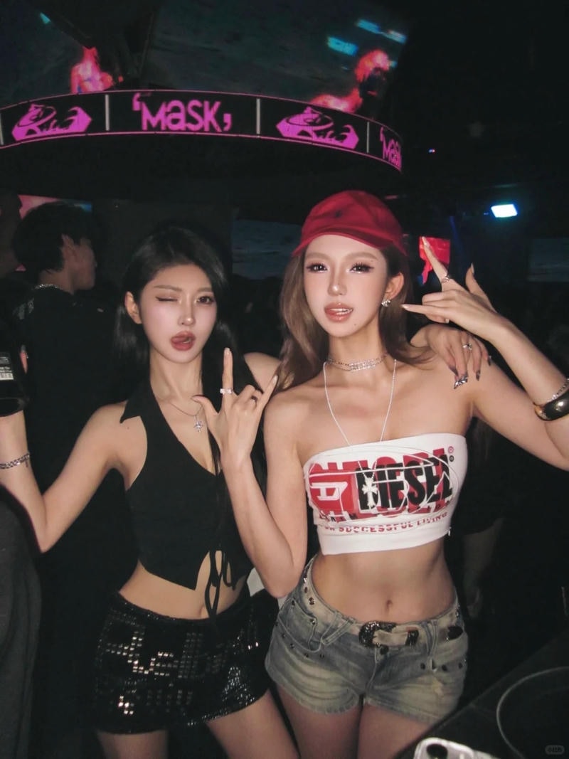 Hình ảnh gái đi bar tạo dáng chuyên nghiệp.