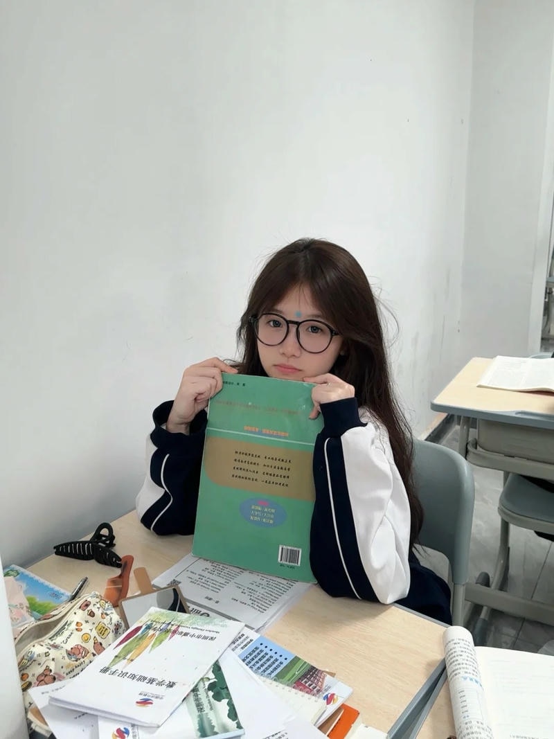 Hình ảnh gái học sinh tươi trẻ