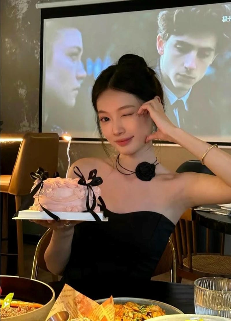 Hình ảnh gái xinh chúc mừng sinh nhật đầy phong cách