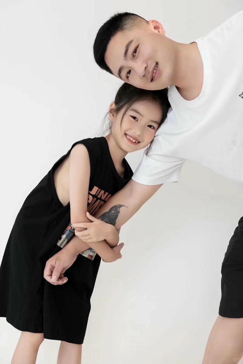 Hình cha ôm con gái tình cảm