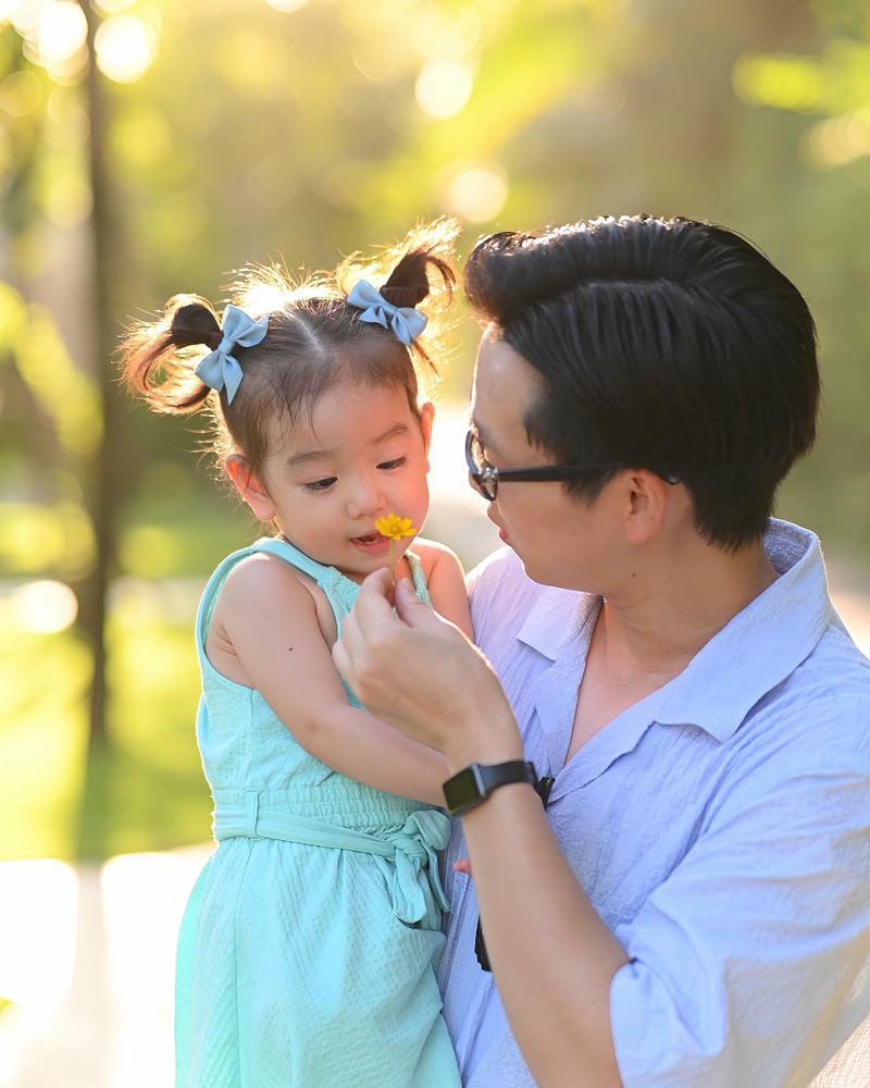 Hình cha và con gái trong khoảnh khắc đẹp