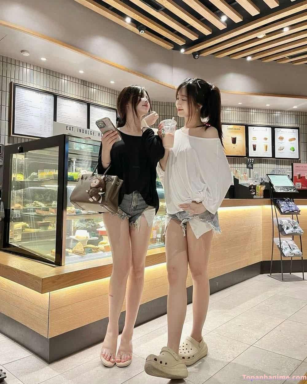 Hình cô gái mặc quần