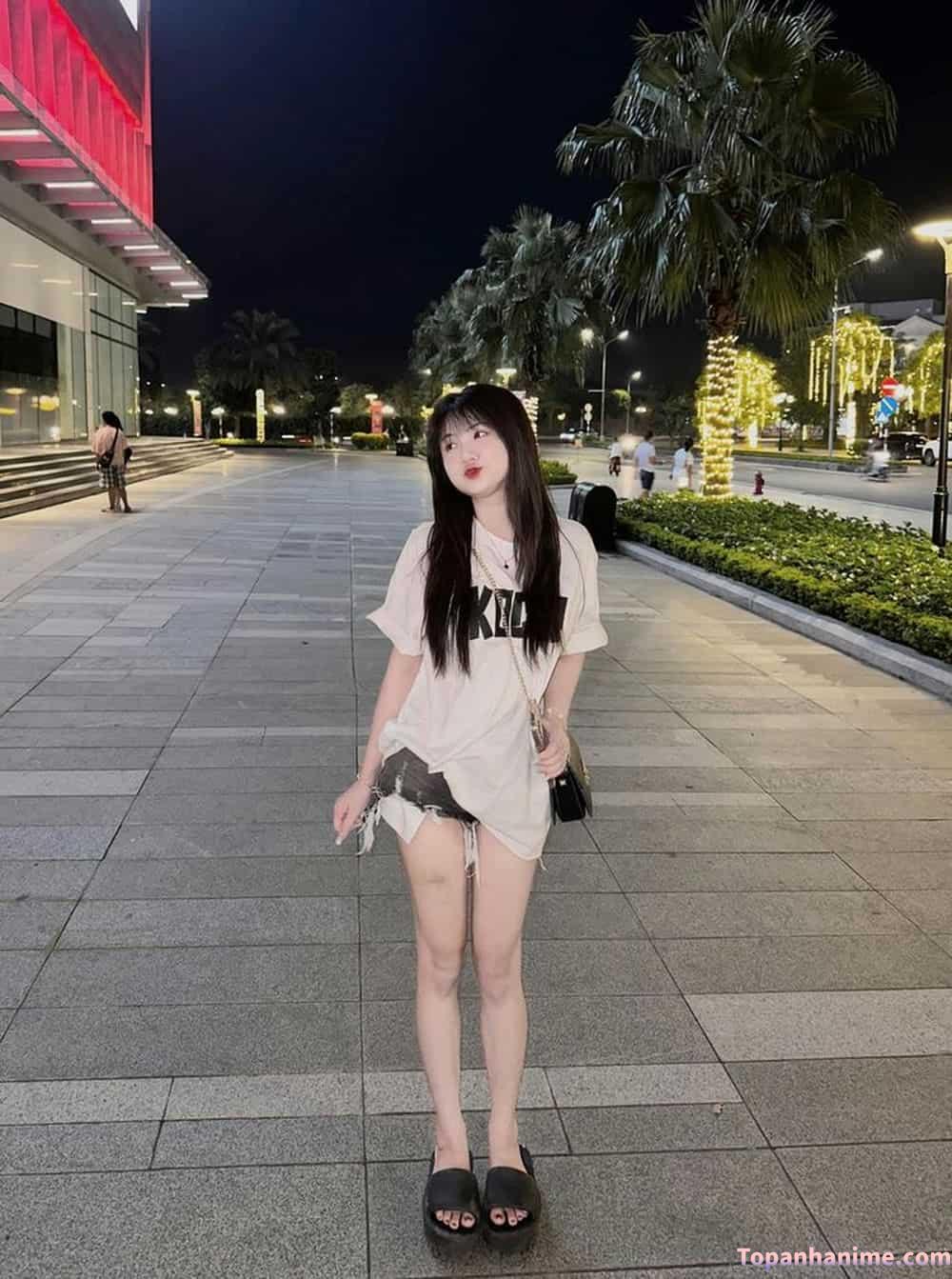 Hình cô nàng mặc quần