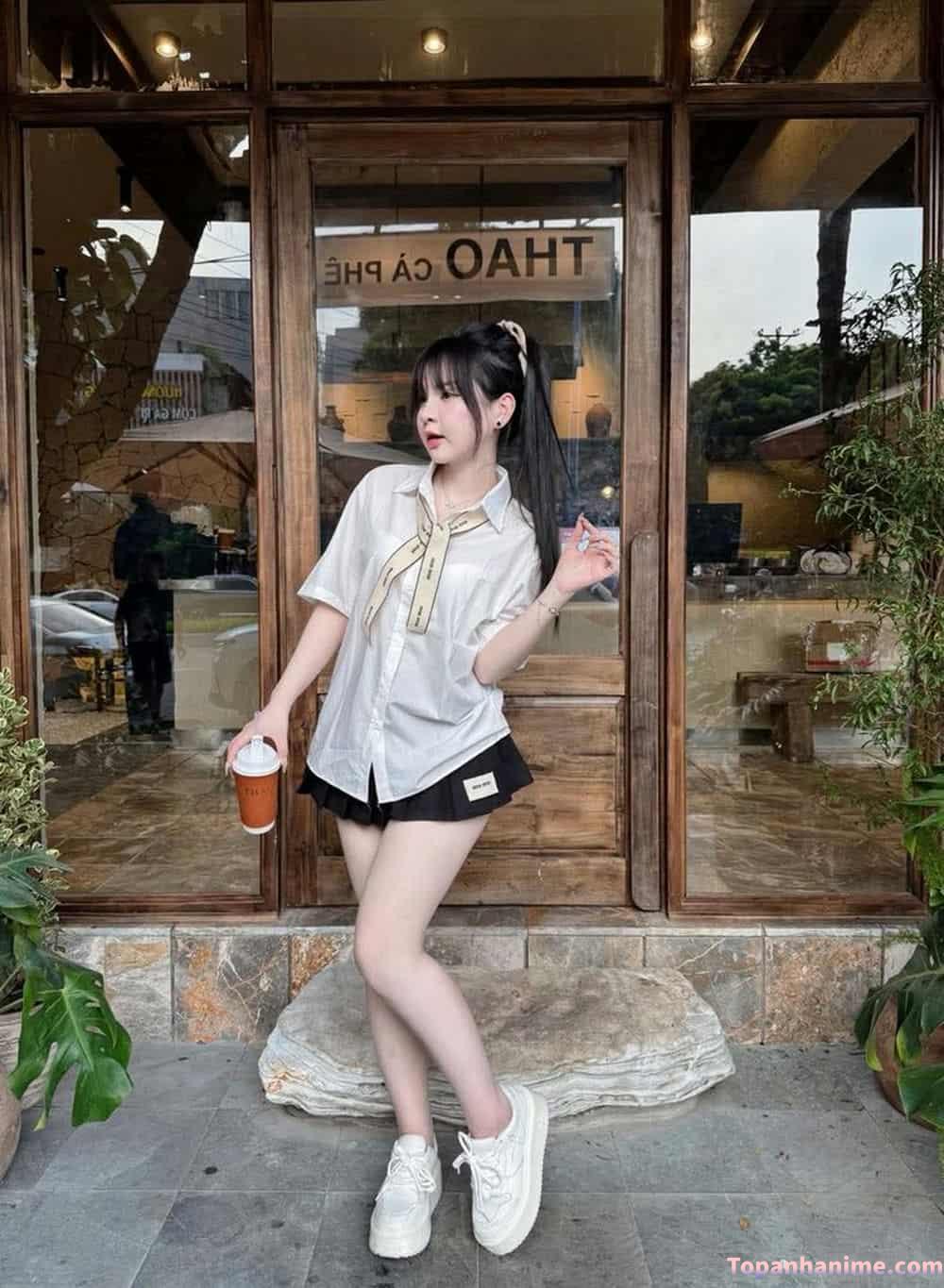 Hình gái mặc quần ngắn