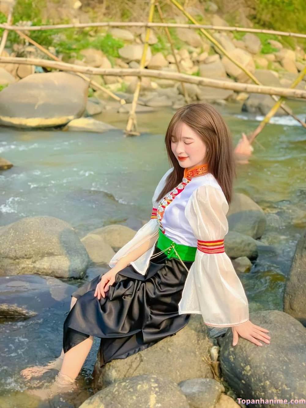 Hình gái miền Tây hiền