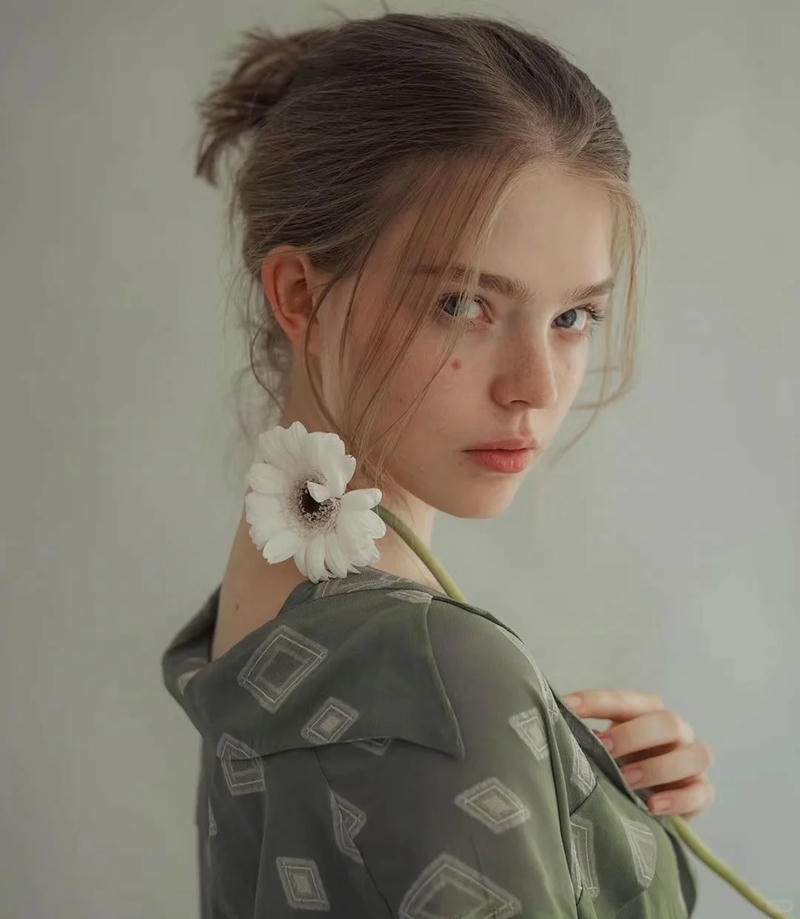 Hình gái tây biểu cảm sắc sảo