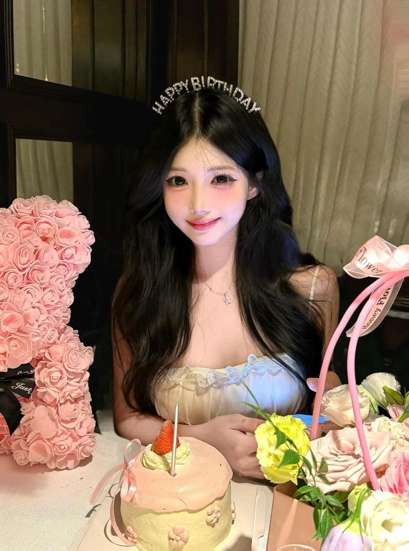 Loạt hình ảnh gái xinh chúc mừng sinh nhật cùng hoa