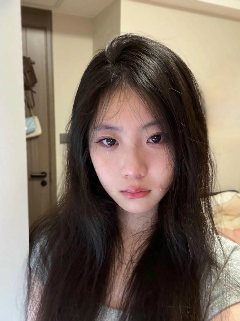 Ngắm ảnh con gái khóc buồn bã