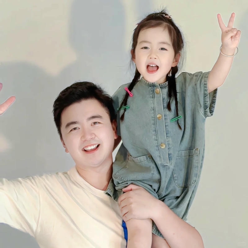 Ngắm hình cha và con gái vui vẻ