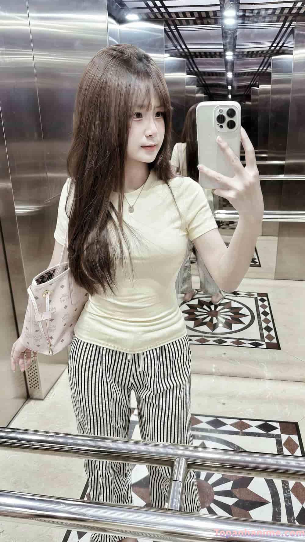 Nữ sinh lớp 9 xinh xắn