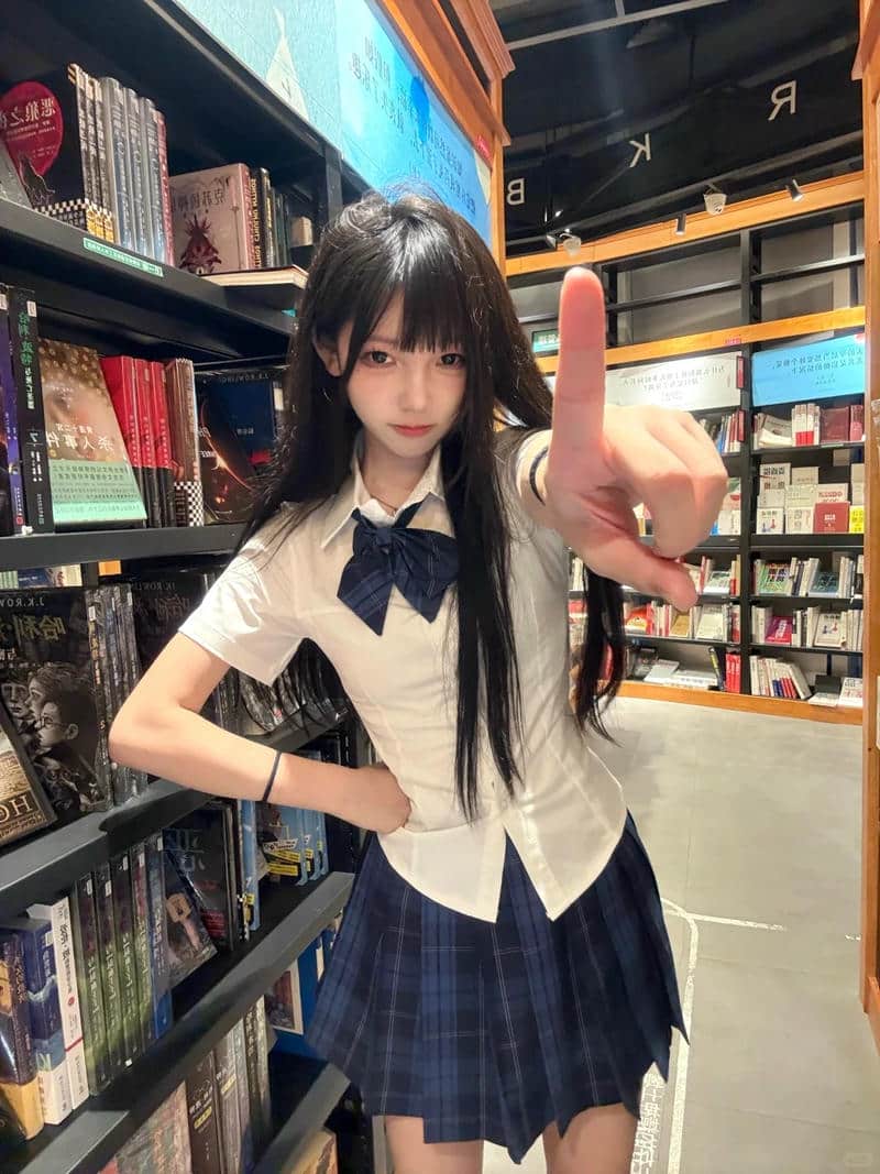 Nữ sinh tải ảnh avatar cá tính và duyên