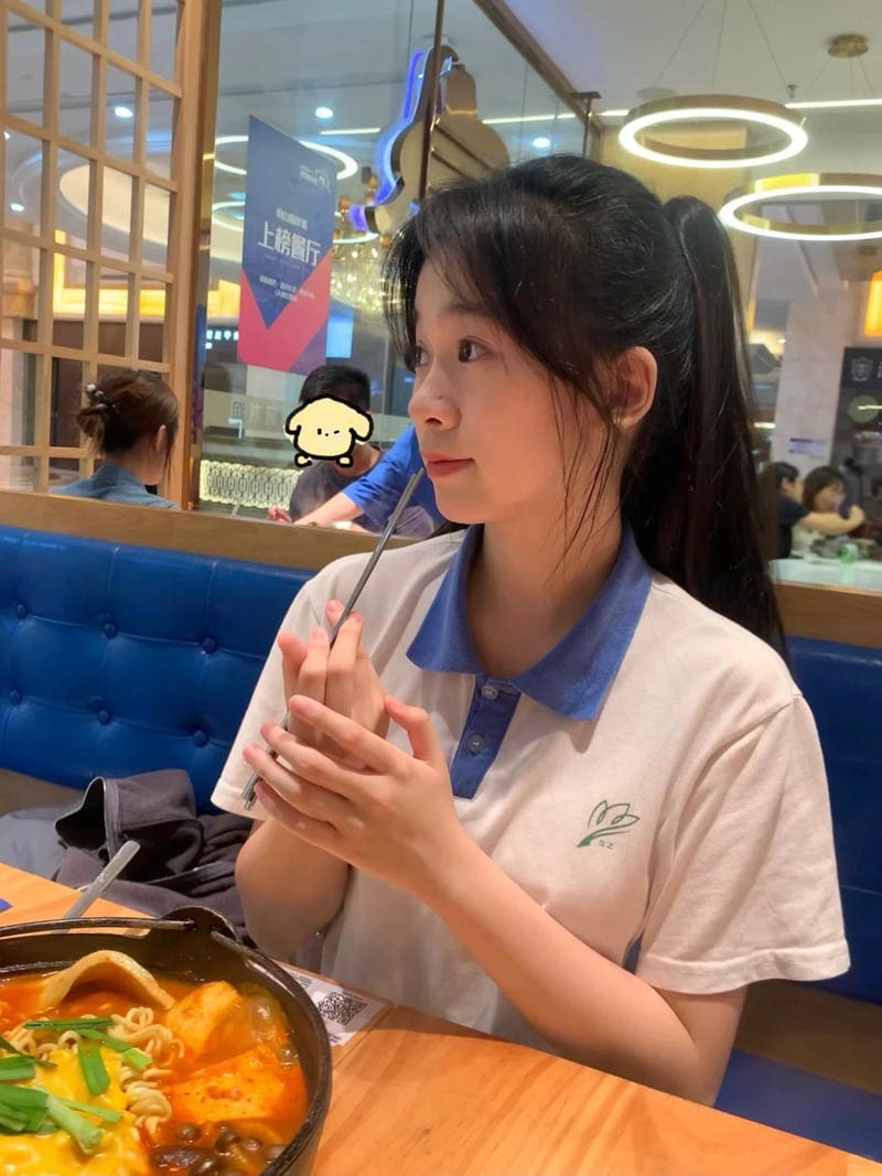 Nữ sinh tải hình ảnh chân thật không chỉnh sửa