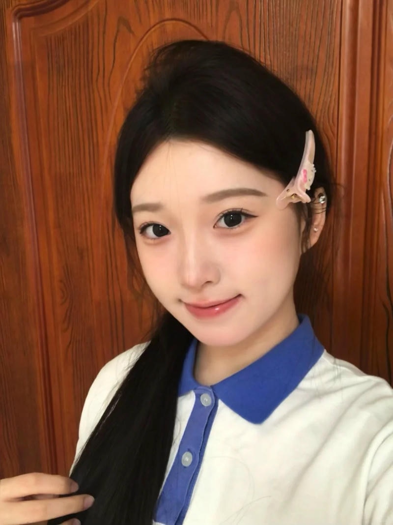 Nữ sinh tạo dáng dễ thương trong album hình