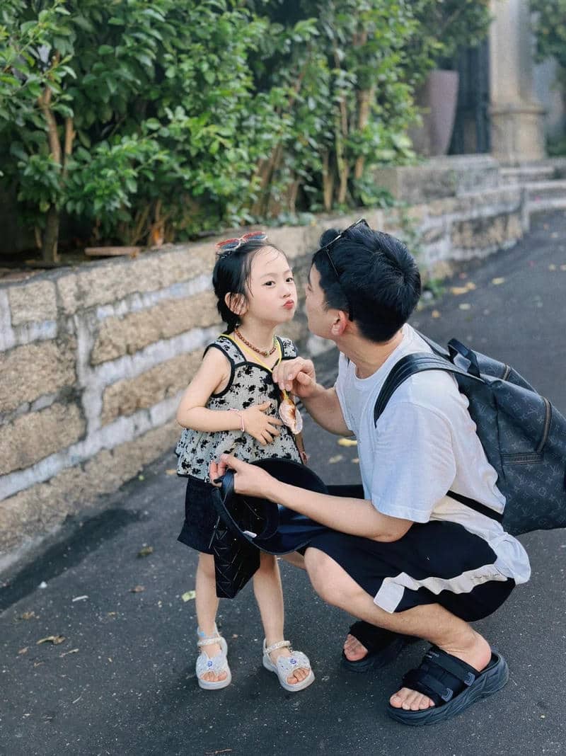 Tải ảnh cha và con gái mỉm cười