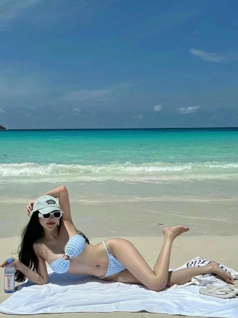 Tải ảnh gái Hàn quốc mặc bikini kiểu thời trang biển