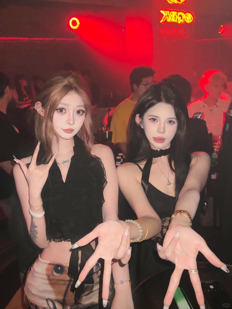 Tải ảnh gái đi bar khoảnh khắc vui vẻ.