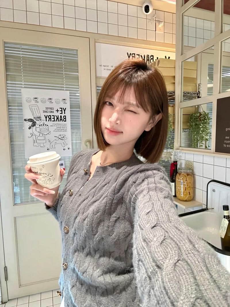 Tải ảnh gái xinh tóc ngắn dễ thương tự nhiên