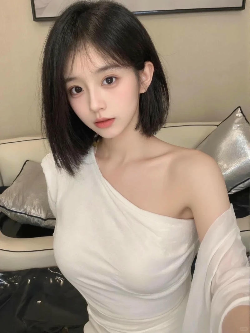 Tải hình ảnh gái xinh tóc ngắn biểu cảm tự nhiên