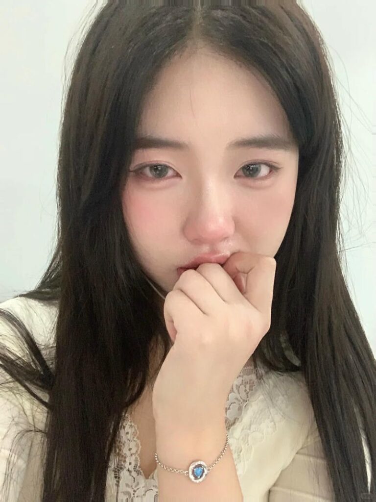 Tải hình con gái khóc tâm trạng