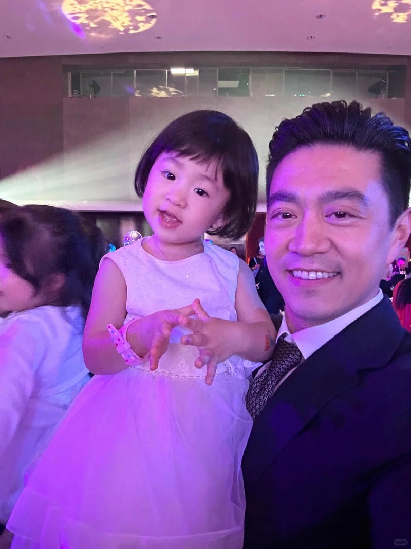 Xem ảnh cha và con gái đầy yêu thương