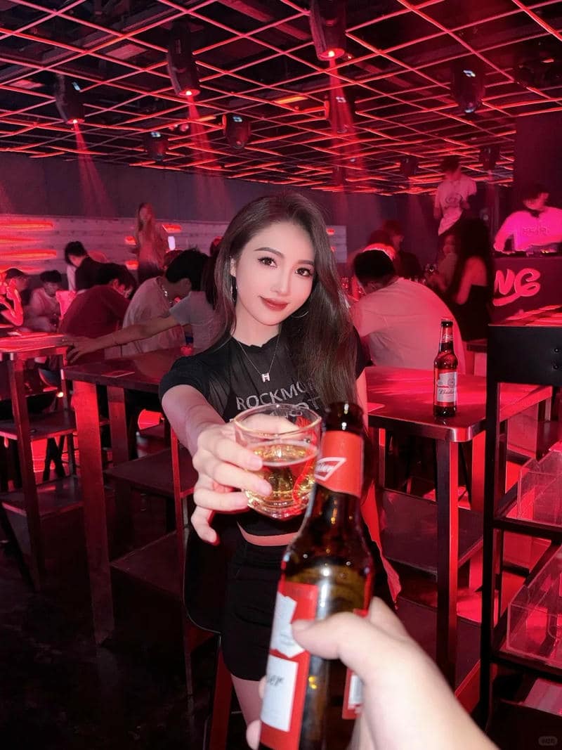 Xem ảnh gái đi bar cùng ly drink vui nhộn.