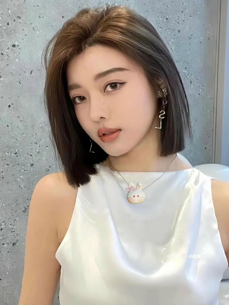 Xem ảnh gái xinh tóc ngắn với mái tóc tinh tế
