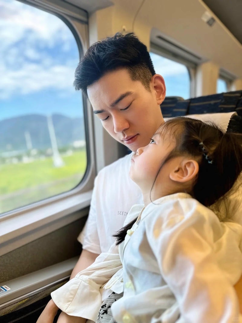 Xem hình ảnh cha và con gái dịu dàng