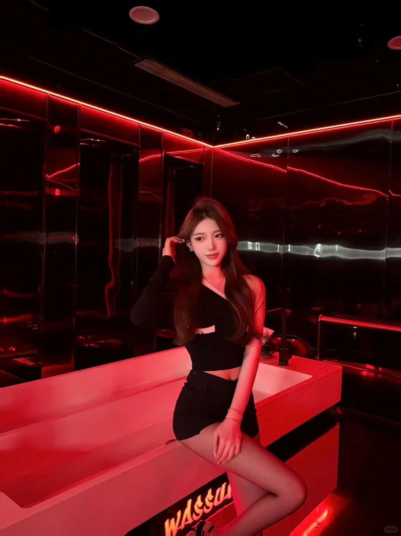 Xem hình ảnh gái đi bar tự tin tạo dáng.