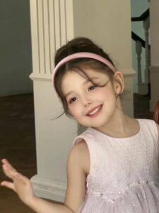 ảnh bé gái vui vẻ xem album hình