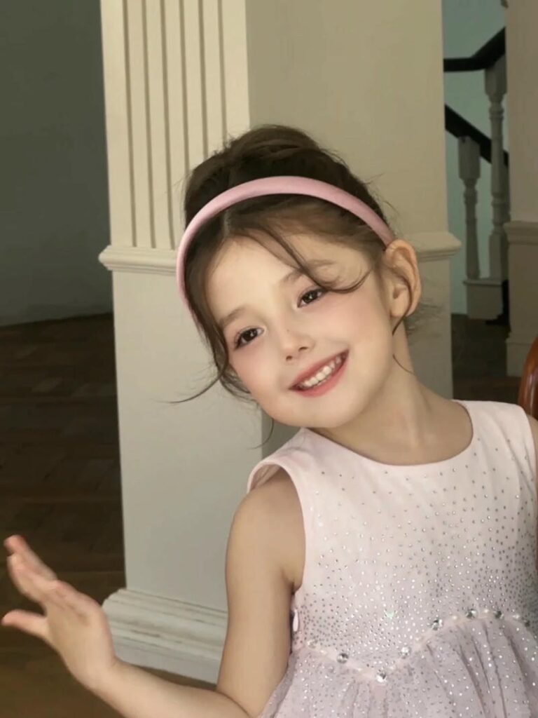 ảnh bé gái vui vẻ xem album hình