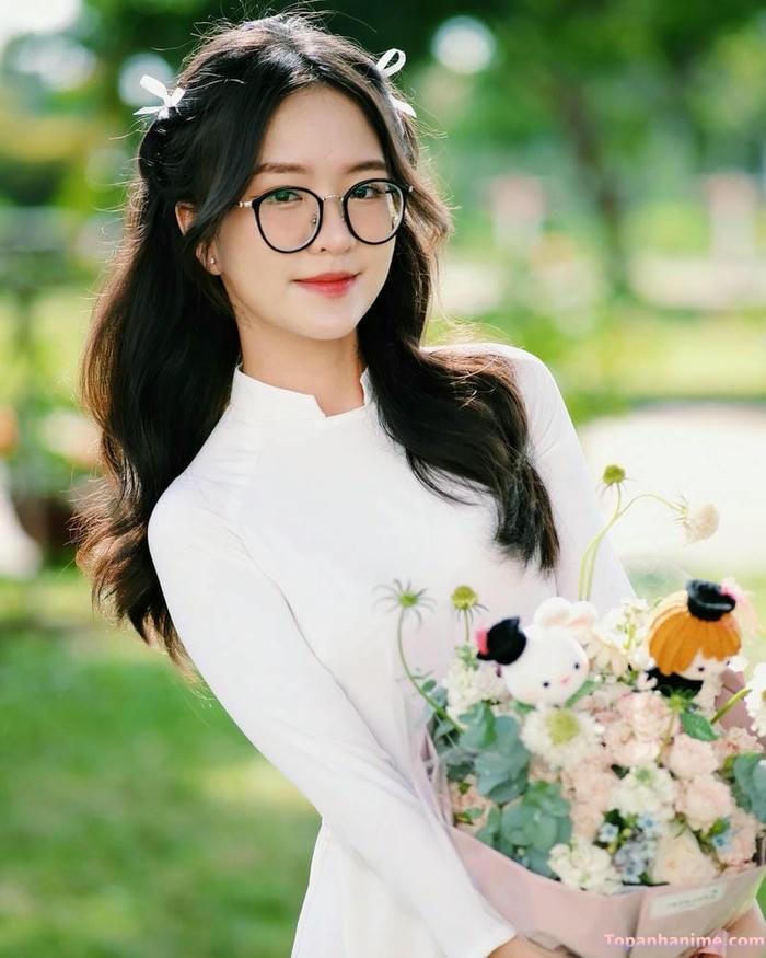 ảnh gái lớp 9 cầm hoa