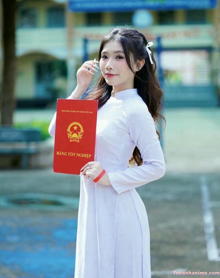 ảnh gái lớp 9 mặc áo dài cầm bằng
