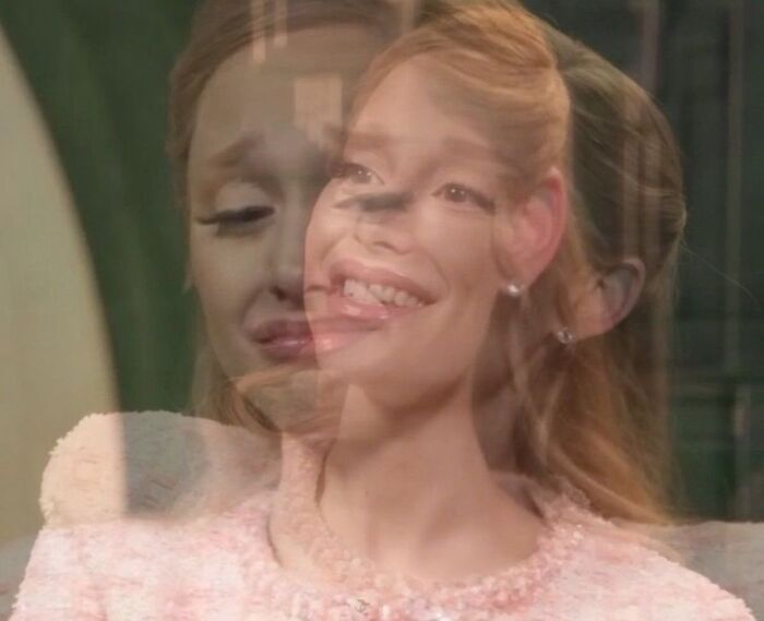 ảnh vừa cười vừa khóc meme ariana