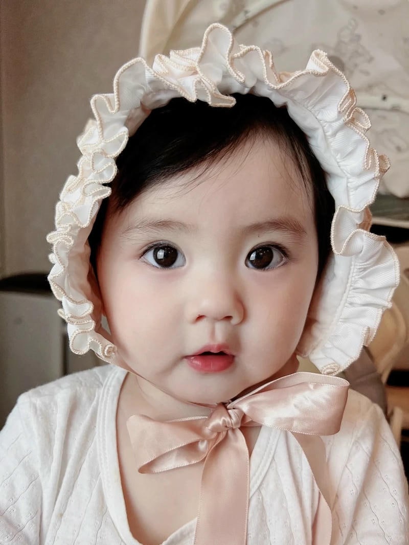 avatar bé gái đội mũ hoa xinh xắn