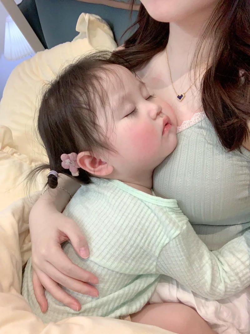 avatar bé gái khuôn mặt bầu bĩnh