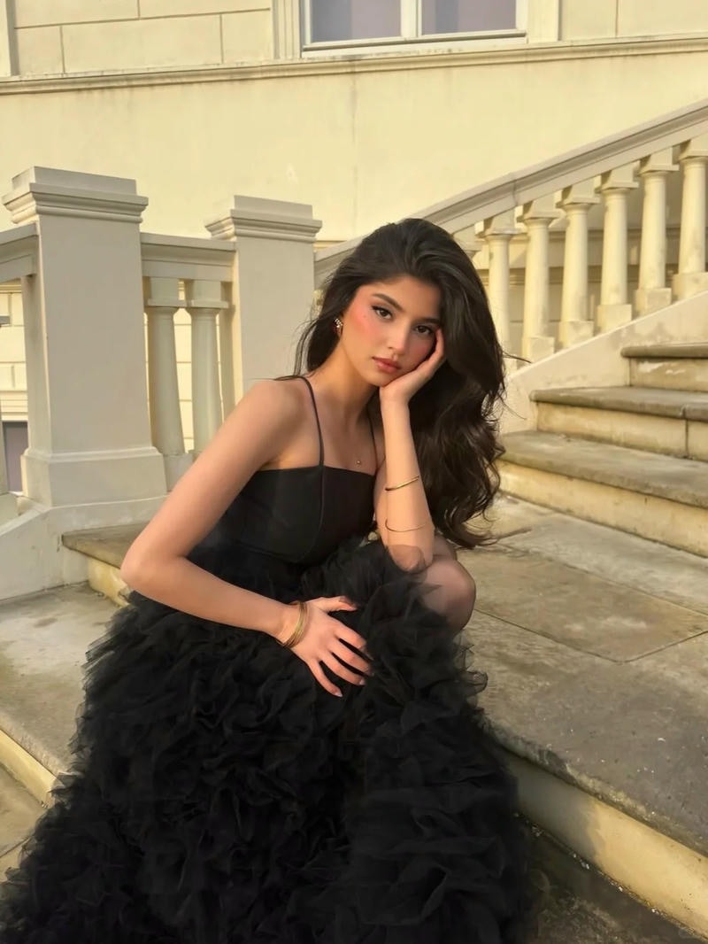 avatar gái xinh châu âu ánh mắt sâu lắng