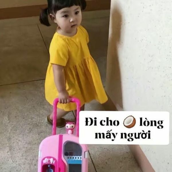 bé mặc màu vàng đi cho nhẹ lòng