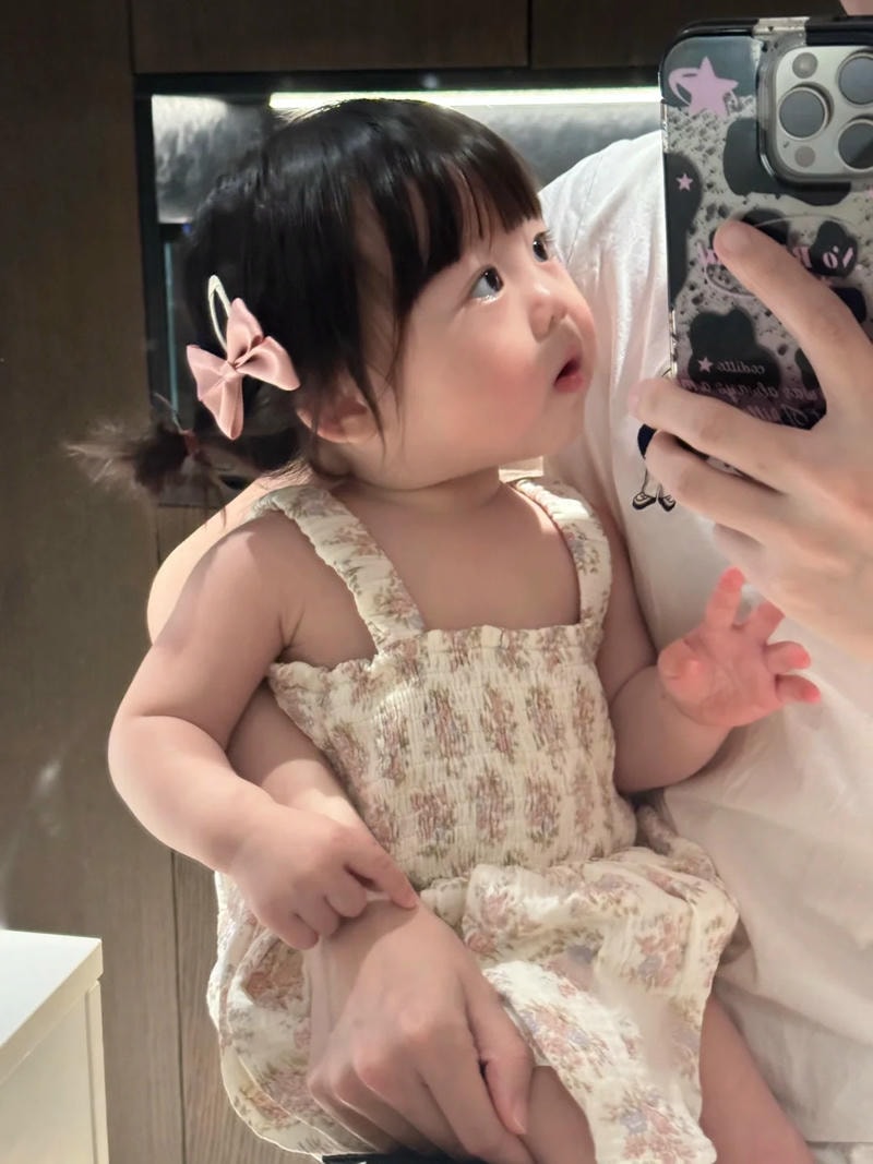 bộ ảnh bé gái vui vẻ tự nhiên