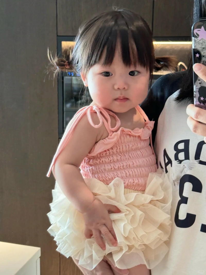 chụp hình ảnh bé gái má phúng phính