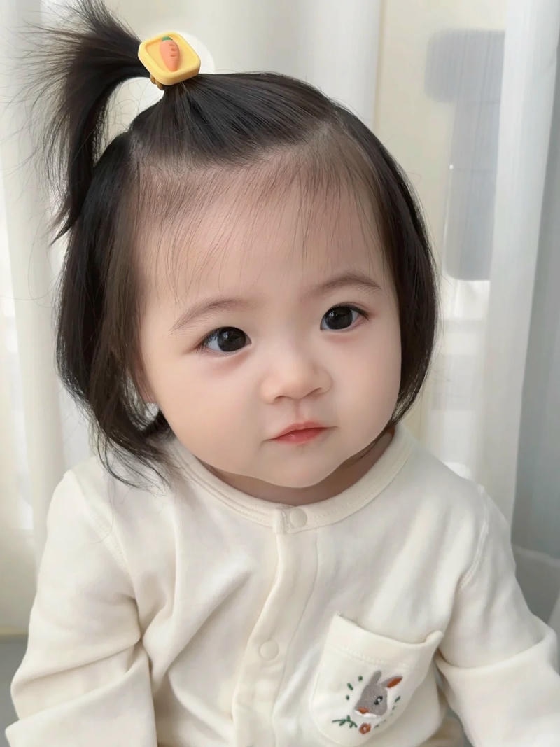 hình bé gái nụ cười ngọt ngào