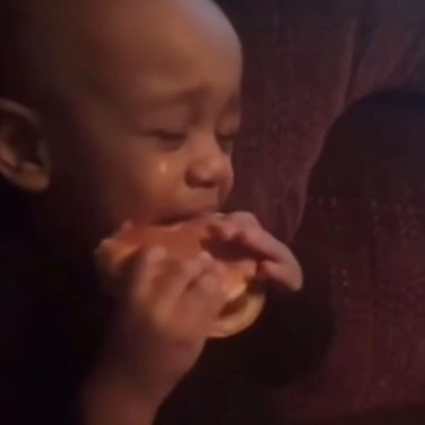 meme anh da đen khóc và ăn