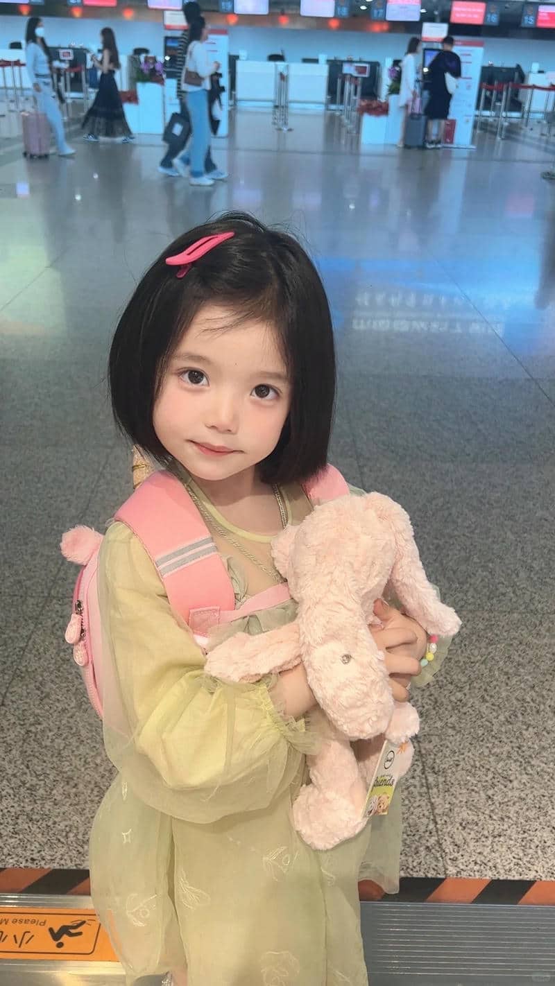 tải hình bé gái cười má hồng xinh